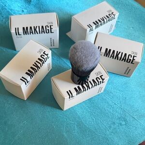 IL MAKIAGE Kabuki Brush with Soft Gray Bristles